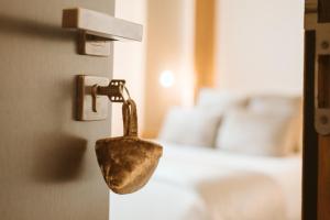 Un pat sau paturi într-o cameră la Domaine d'En Fargou