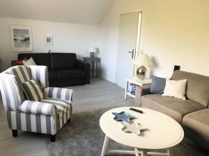 a living room with a couch and a table at Ferienwohnung Sonnendeck in Eckernförde