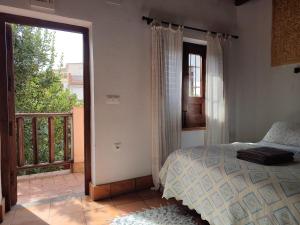 a bedroom with a bed and a balcony at Fery & Nico in Granada