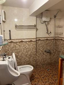 プノンペンにあるCassiarataのバスルーム(トイレ、洗面台付)