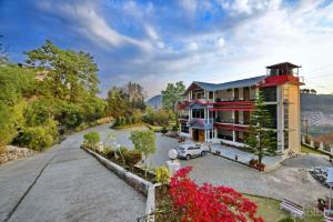 eine Luftansicht eines Hauses mit Auffahrt in der Unterkunft Hotel Sapphire Inn Bhimtal, Kaichi Dham - Parking Facilities - Best Luxury Hotel in Nainital in Nainital