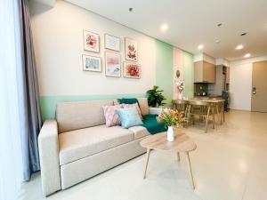 una sala de estar con un sofá y una mesa en The Sóng Apartment Vũng Tàu - Mita House, en Vung Tau