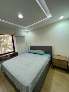 Een bed of bedden in een kamer bij Most central security apartment of Antalya