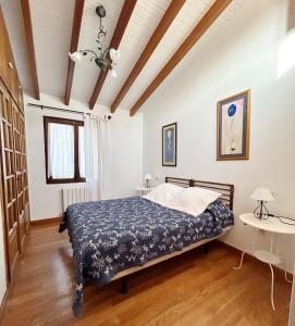 1 dormitorio con 1 cama y suelo de madera en Posada La Casona de Los Güelitos, en Santillana del Mar