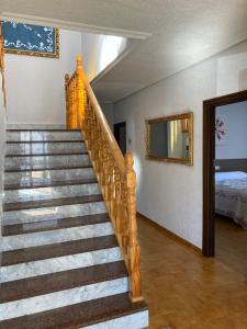 una escalera en una casa con espejo en Casa Peña Sierra de Francia, en Aldeanueva de la Sierra