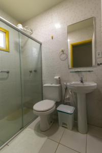 a bathroom with a toilet and a sink and a shower at Pousada Kanamary in Praia do Frances