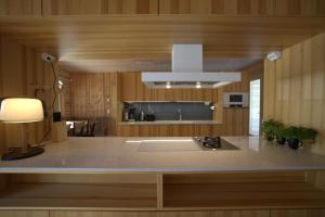 Køkken eller tekøkken på Villa Northern Lights by DG Lomailu, Lapland, Finland + 18 billeder