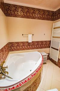 Bilik mandi di Astronomical Clock Suite by Ruterra