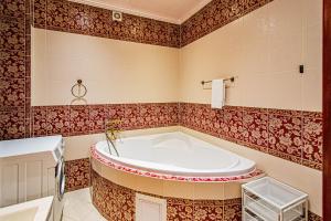 Bilik mandi di Astronomical Clock Suite by Ruterra