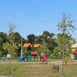 un parque con un parque infantil con un equipo de juegos colorido en RJ Prima (UMT, UniSZA, Spacious, Beach + Netflix), en Kuala Terengganu