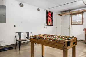 een tafelvoetbaltafel in een kamer met een stoel bij Arrington Retreat in Hillsboro