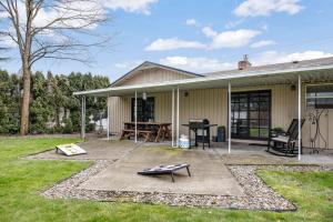 een huis met een patio en een tafel in de tuin bij Arrington Retreat in Hillsboro