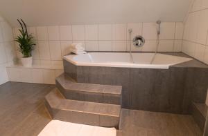 - Baño con bañera y escaleras en Idyllisches Wohnen in grüner Oase, en Griesheim