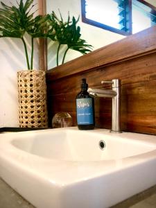 - un lavabo dans la salle de bains avec une bouteille de savon dans l'établissement Yumi Villas, à San Vicente