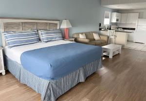 Ein Bett oder Betten in einem Zimmer der Unterkunft Surf Side Hotel