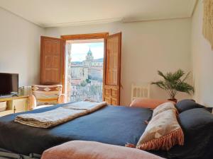 Un dormitorio con una cama grande y una ventana en Mirador Palacios- céntrico con vistas en Albarracín