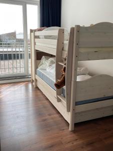two bunk beds in a room with a window at Marktplein Middelkerke in Middelkerke