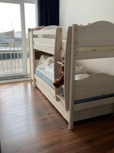 two bunk beds in a room with a window at Marktplein Middelkerke in Middelkerke