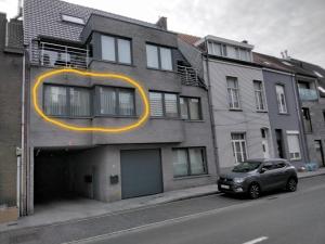 a yellow circle on the side of a building at Marktplein Middelkerke in Middelkerke