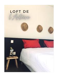 a bedroom with a bed and a sign that reads left be anner at Loft de l'Artière 75 m2 - Vue Chaîne des Puys in Romagnat