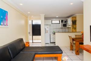 sala de estar y cocina con sofá y mesa en Porto de Iracema Apartment 2 Quartos/ 2 Bedrooms), en Fortaleza