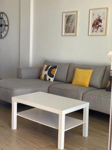 - un salon avec un canapé et une table basse blanche dans l'établissement Playa Negra Holiday, à Puerto de Santiago