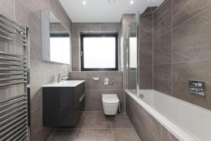 Un baño con inodoro, lavabo y bañera. en Beach Front 2Bed Sea View & Parking, en Ramsgate 22 fotos más