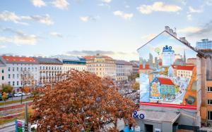 un profilo della città con edifici e un albero di a&o Wien Stadthalle a Vienna