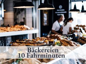 eine Bäckerei mit einem Haufen Gebäck vorhanden in der Unterkunft Glücks-Quartier "Waldhufe 1" in Bad Liebenzell