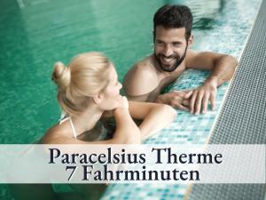 Ein Mann und eine Frau im Schwimmbad. in der Unterkunft Glücks-Quartier "Waldhufe 1" in Bad Liebenzell