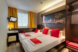 Postel nebo postele na pokoji v ubytování MEININGER Hotel Berlin Hauptbahnhof