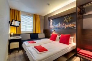 Postel nebo postele na pokoji v ubytování MEININGER Hotel Berlin Hauptbahnhof