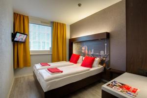 Postel nebo postele na pokoji v ubytování MEININGER Hotel Berlin Hauptbahnhof