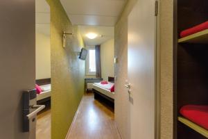 Postel nebo postele na pokoji v ubytování MEININGER Hotel Berlin Hauptbahnhof
