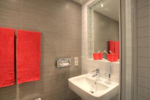 Koupelna v ubytování MEININGER Hotel Berlin Hauptbahnhof + 24 fotografií