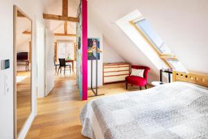 1 dormitorio con cama, escritorio y silla en Ferienwohnung Beletage, en Wangen im Allgäu