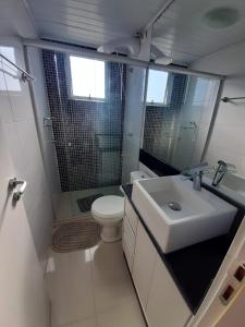 uma casa de banho com um lavatório, um WC e um chuveiro em Apartamento inteiro com garagem coberta Treviso em União da Vitória