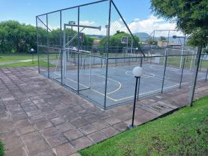 ein Basketballplatz mit einem Netz in einem Park in der Unterkunft Apartamento inteiro com garagem coberta Treviso in União da Vitória