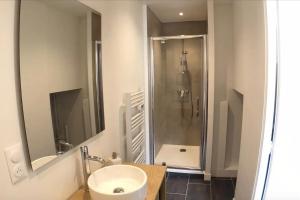Kúpeľňa v ubytovaní Appartement T2 lumineux et cosy au calme proche du centre avec TV et Wifi