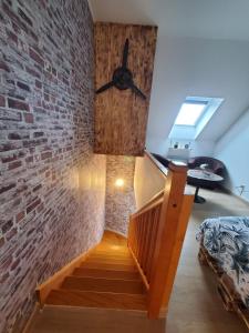 een kamer met een bakstenen muur en een trap bij La vie là 