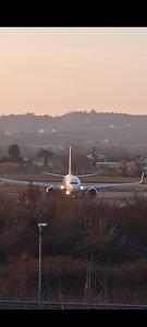 un avión está despegando de una pista del aeropuerto en Dolce Casa en San Giovanni Teatino