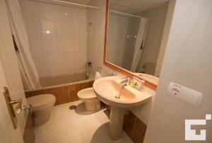 カルプにあるApartamento Topacio III 24A - Grupo Turisのバスルーム(洗面台、トイレ、鏡付)