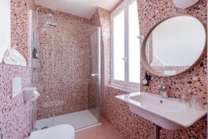 Kúpeľňa v ubytovaní Hôtel Corneille - Entrée autonome, réception en ligne - Encore Mieux + 17 fotografií