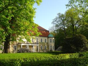 ノイキルヒェン・プライセにあるHotel Schloss Schweinsburgの赤屋根の大白屋敷