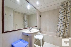 W łazience znajduje się umywalka, lustro i wanna. w obiekcie Apartamento Rubino 5C - Grupo Turis w mieście Calpe +25 zdjęć