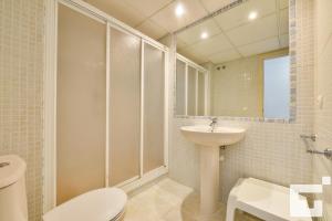 biała łazienka z umywalką i toaletą w obiekcie Apartamento Rubino 5C - Grupo Turis w mieście Calpe