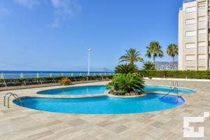 basen z oceanem w tle w obiekcie Apartamento Rubino 5C - Grupo Turis w mieście Calpe