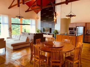 a kitchen and living room with a table and chairs at Chacara Belo Encanto in Santo Antônio do Pinhal