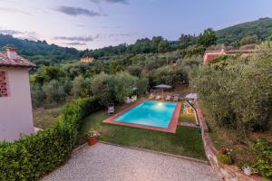 una vista aérea de una piscina en un jardín en Villa Dondolino, a Stylish Farmhouse, en Lucca