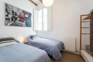 1 dormitorio con 2 camas y ventana en Gracia Terrace en Barcelona